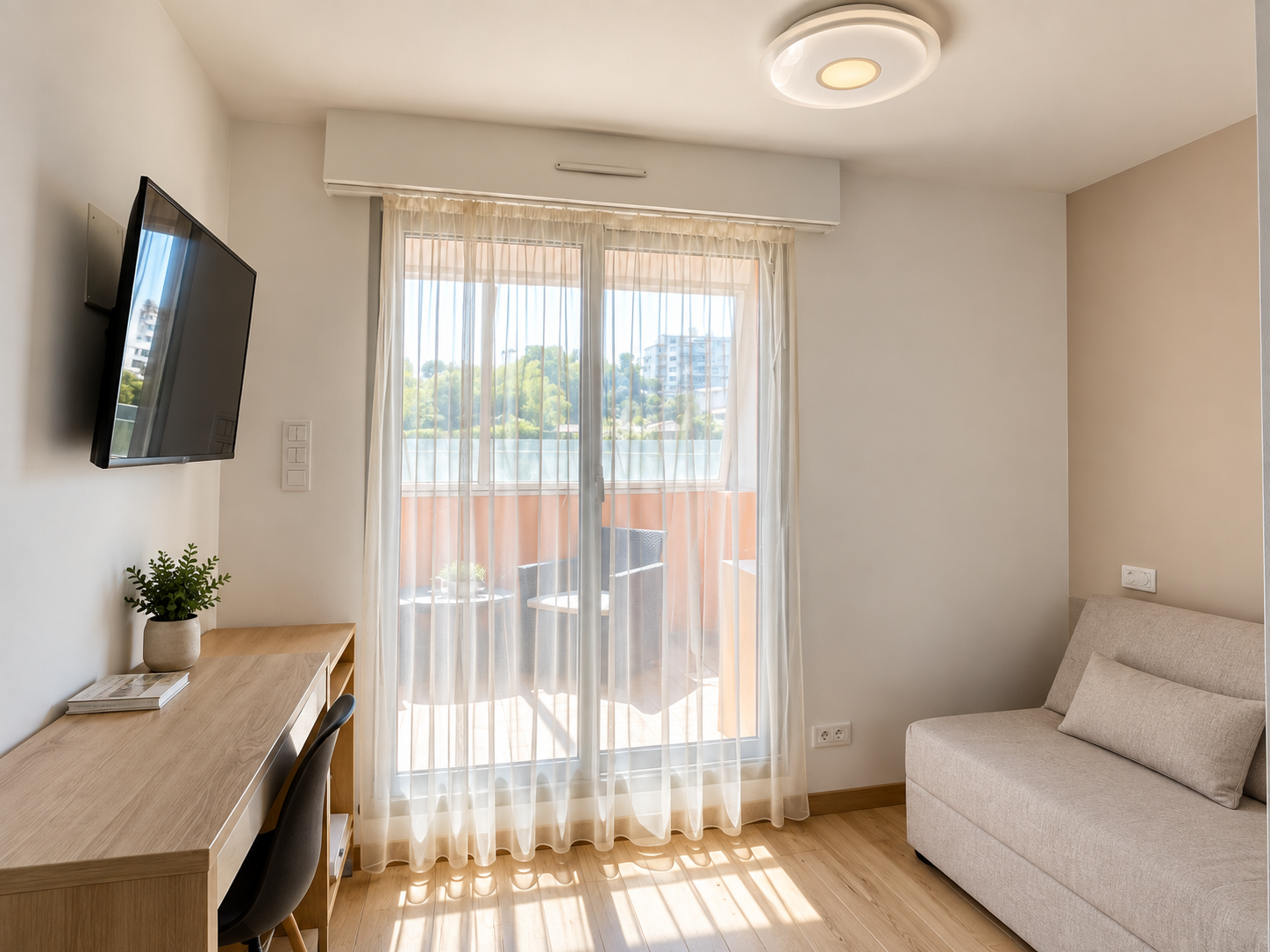NICE – JUST STEPS FROM THE SEA, STUNNING 5-ROOM APARTMENT WITH LARGE TERRACE