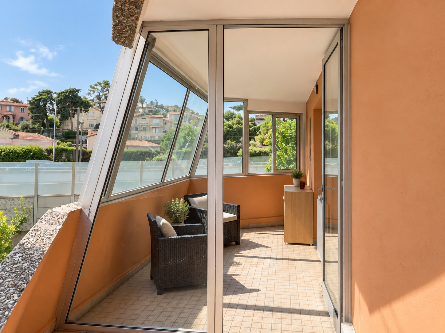 NICE – JUST STEPS FROM THE SEA, STUNNING 5-ROOM APARTMENT WITH LARGE TERRACE